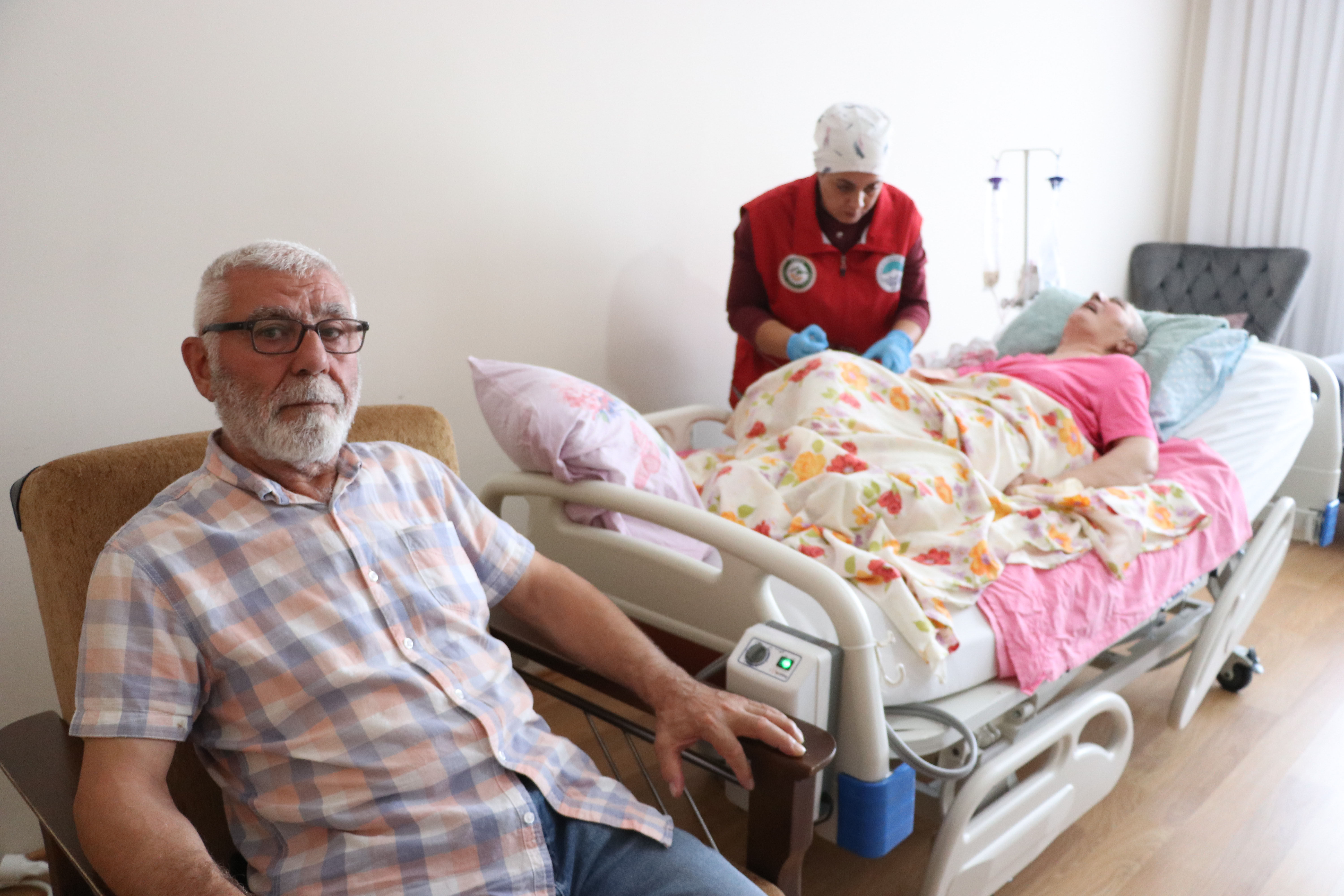 Yatalak ve konuşamayan eşine 10 yıldır gözü gibi bakıyor