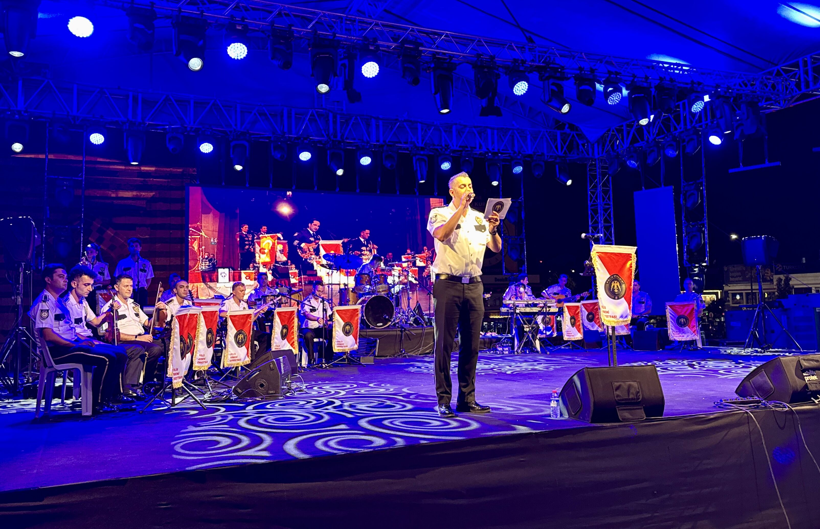 Polis Akademisi Armoni Orkestrası Kırşehir'de Neşet Ertaş türkülerini seslendirdi