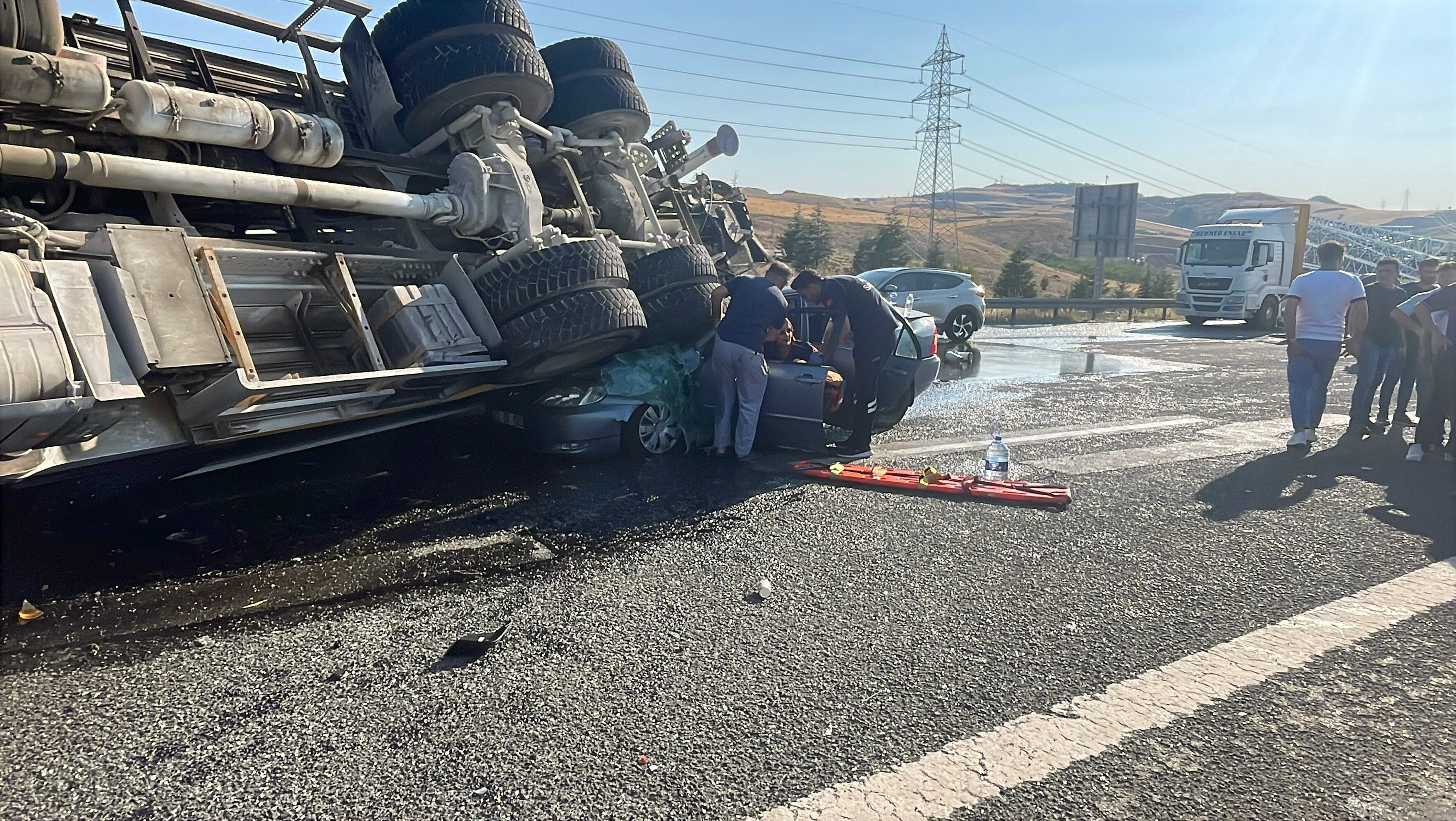 Ankara'da devrilen iş mikserinin otomobile çarpması sonucu 6 kişi yaralandı
