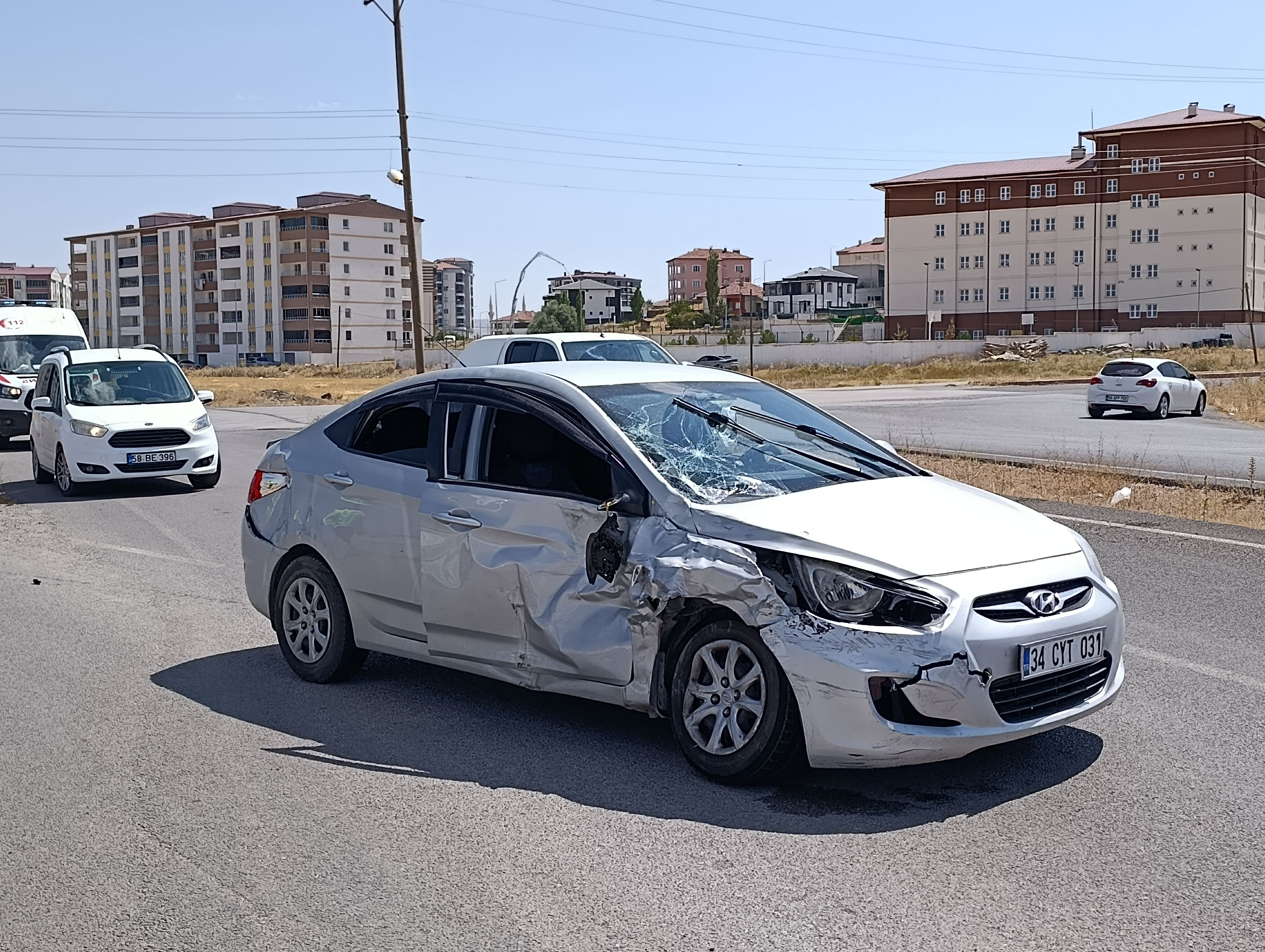 Sivas'ta kamyonet ile otomobilin çarpıştığı kazada 6 kişi yaralandı