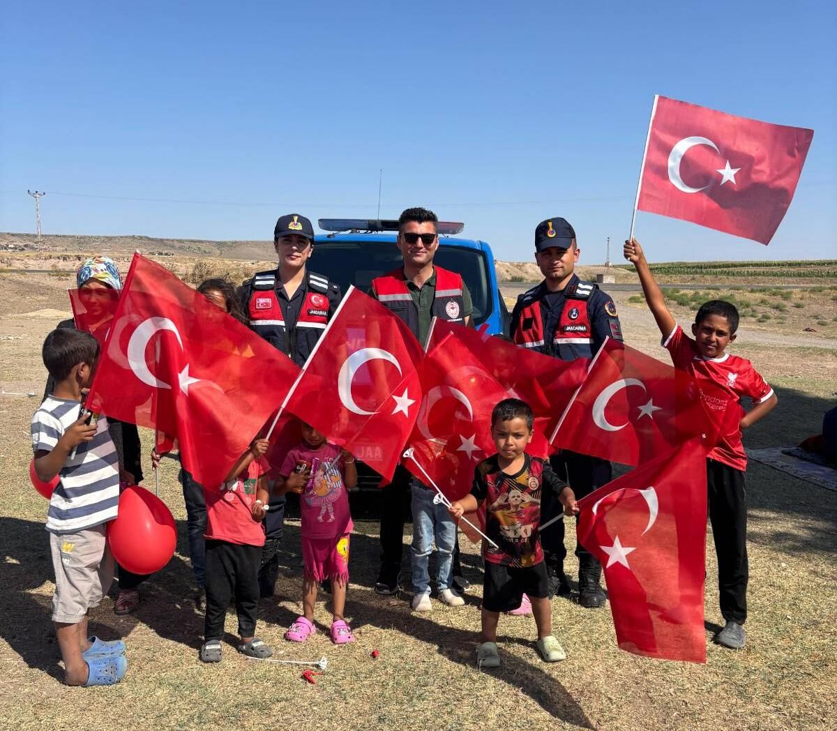 Kırşehir'de jandarma, geçici tarım işçilerinin çocuklarıyla buluştu