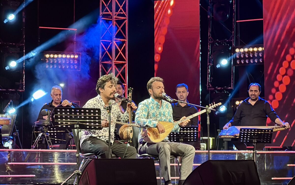 TRT sanatçıları Kırşehir'de açık hava konseri verdi