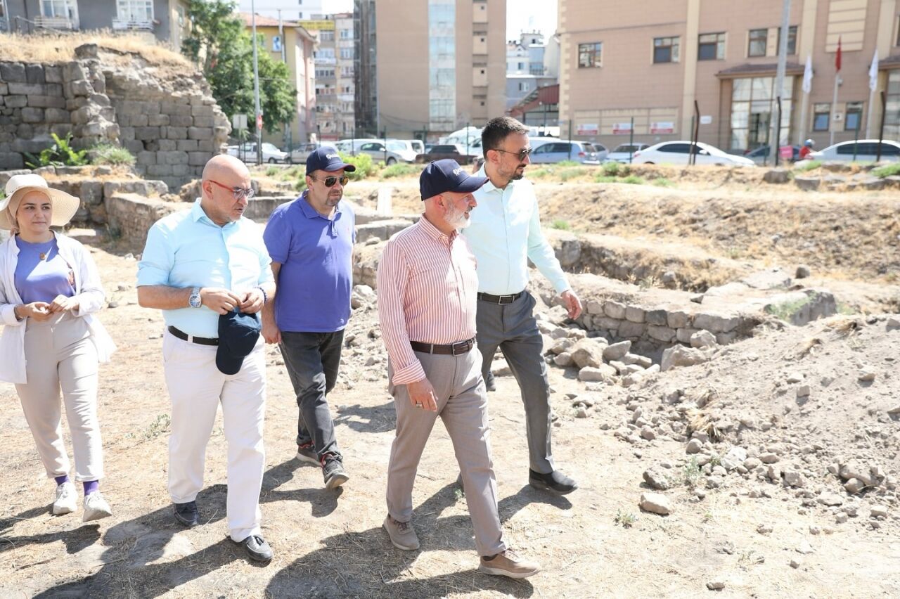 AK Parti Kayseri Milletvekili Cıngı ve Başkan Çolakbayrakdar, Hoca Hasan Medresesi'nde incelemelerde bulundu