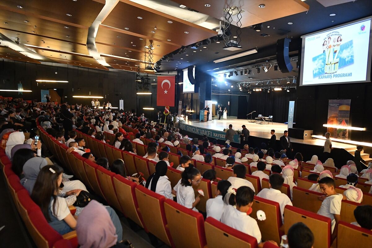Vali Çiçek ve Başkan Büyükkılıç, "TÜGVA Yaz Okulu Kapanış Programı"na katıldı