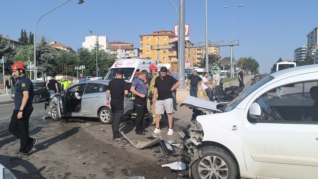 Kırıkkale'de sivil polis aracı ve otomobil çarpıştı, 2'si polis 3 kişi yaralandı