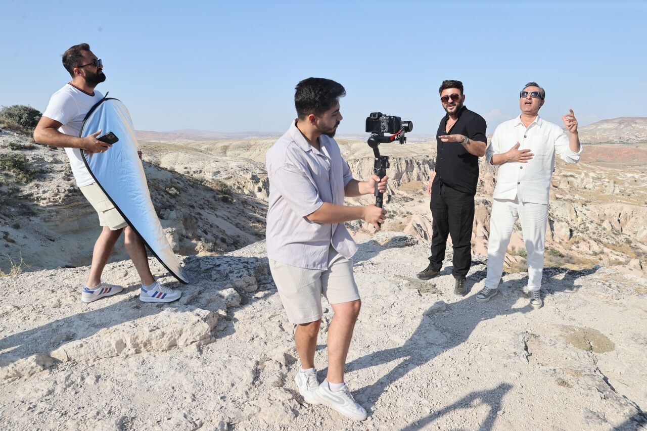 Rafet El Roman yeni şarkısı için Kapadokya'da kamera karşısına geçti