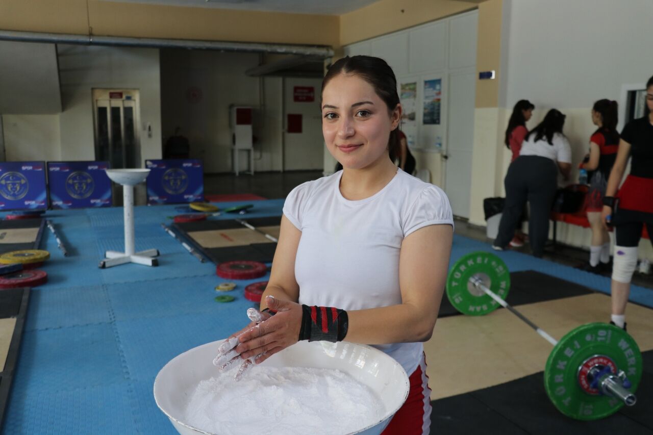 Şampiyon halterci Fatma Sena, Los Angeles'a odaklandı