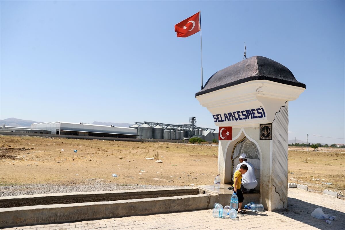 Konya'da emekli inşaat ustası doğal kaynak çeşmelerine gönüllü sahip çıkıyor