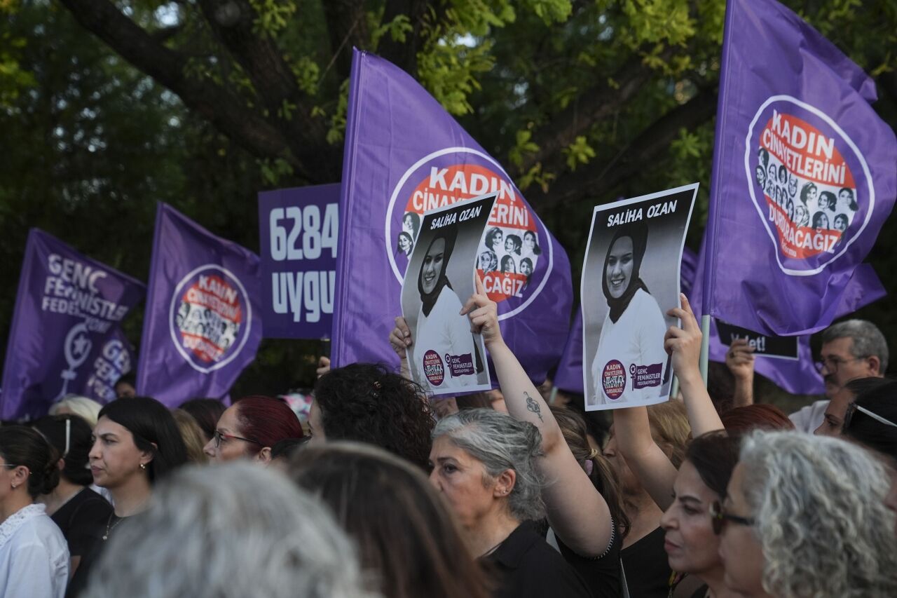 CHP Kadın Kolları, kadın cinayetlerini protesto etti