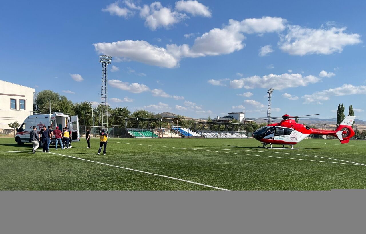 Çankırı'da ambulans helikopter, ayağını balya makinesine kaptıran kişi için havalandı