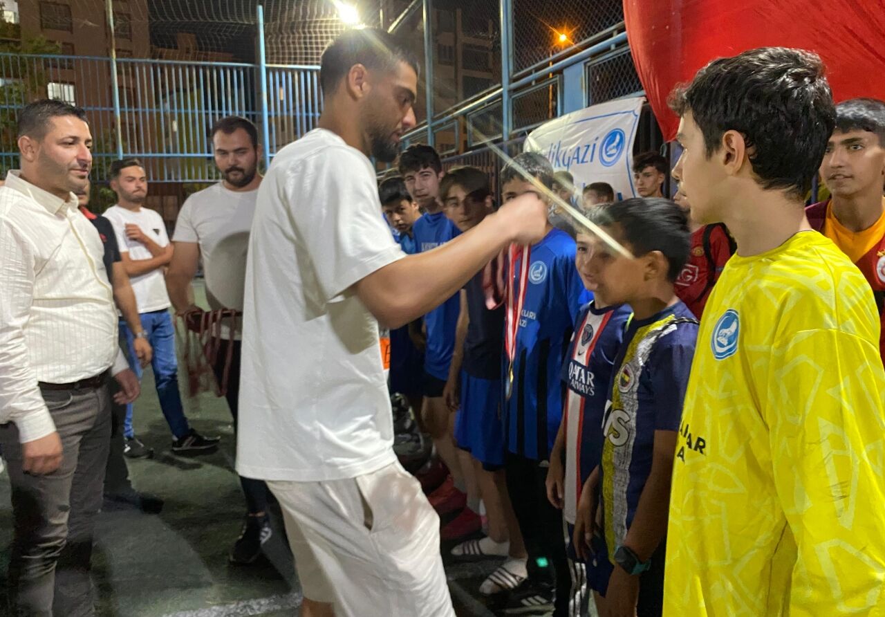Kayserispor kalecisi Bilal Bayazit, genç futbolcularla bir araya geldi