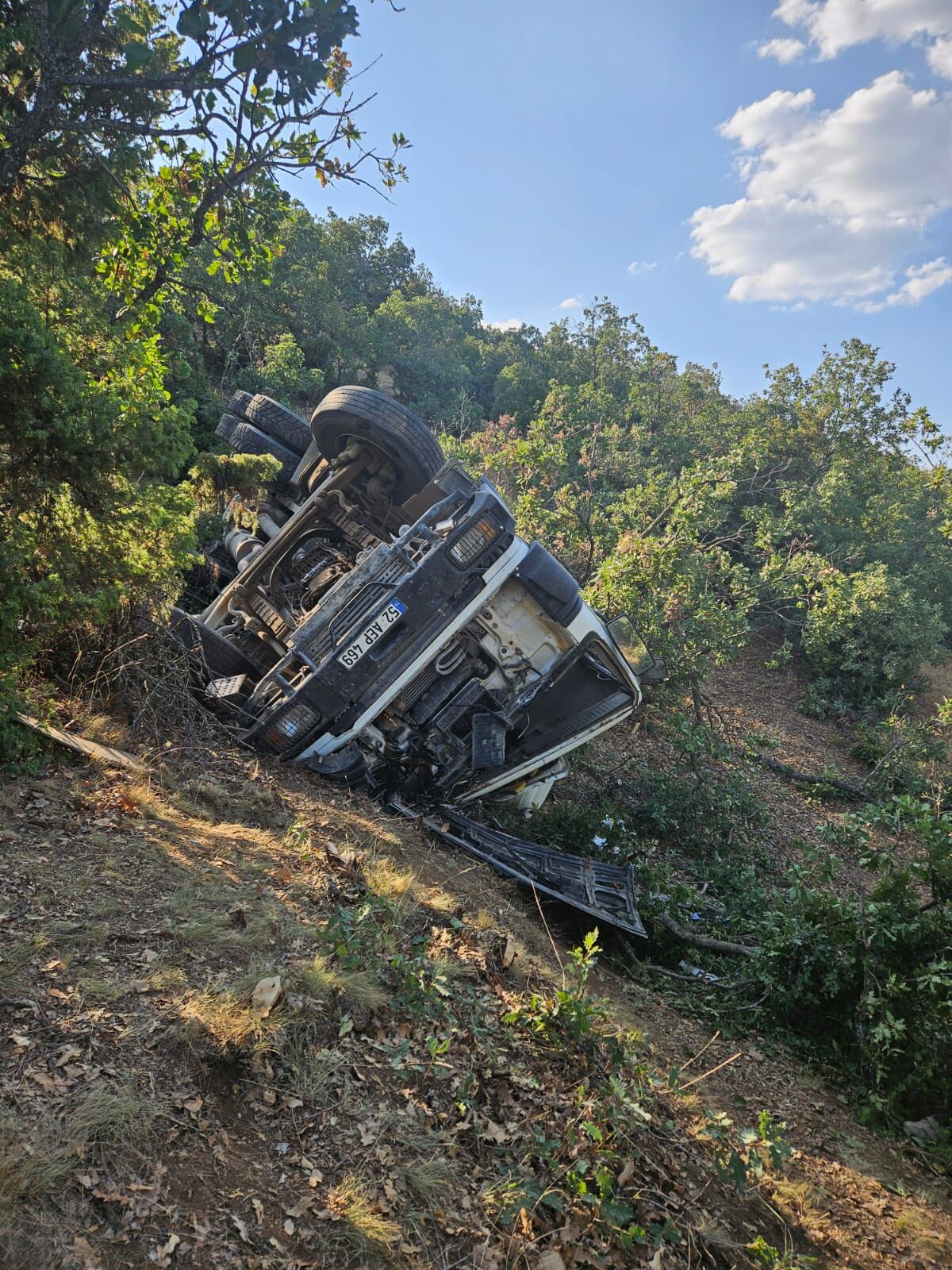 Eskişehir'de yol kenarına devrilen beton mikserinin sürücüsü yaralandı