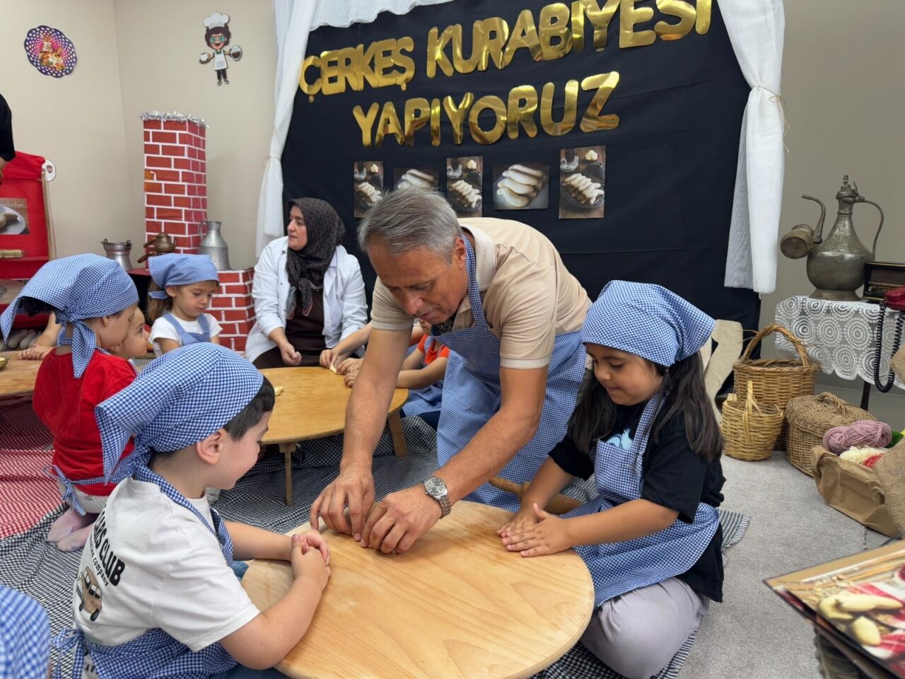 Belediye Başkanı Sopacı miniklerle Çerkeş kurabiyesi yaptı