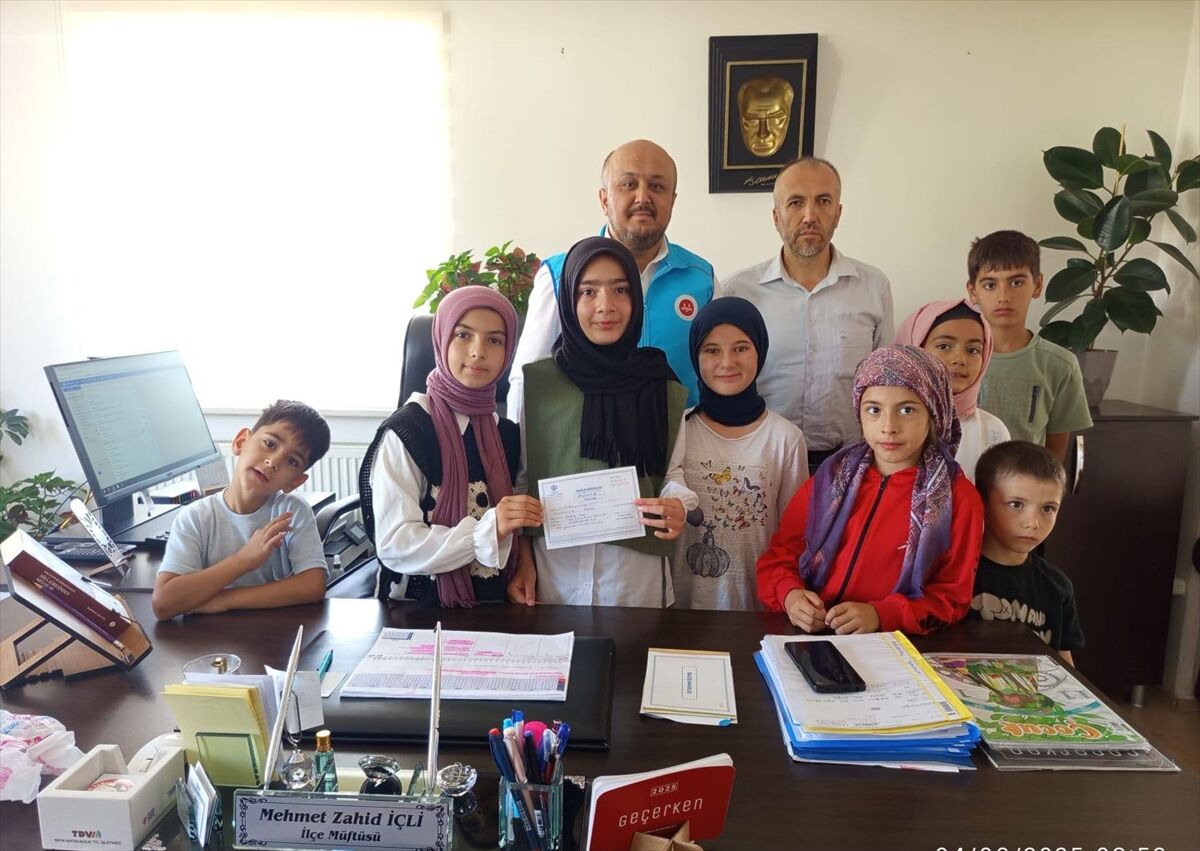 Sivas'ta Kur'an kursu öğrencileri harçlıklarını Gazze'ye bağışladı