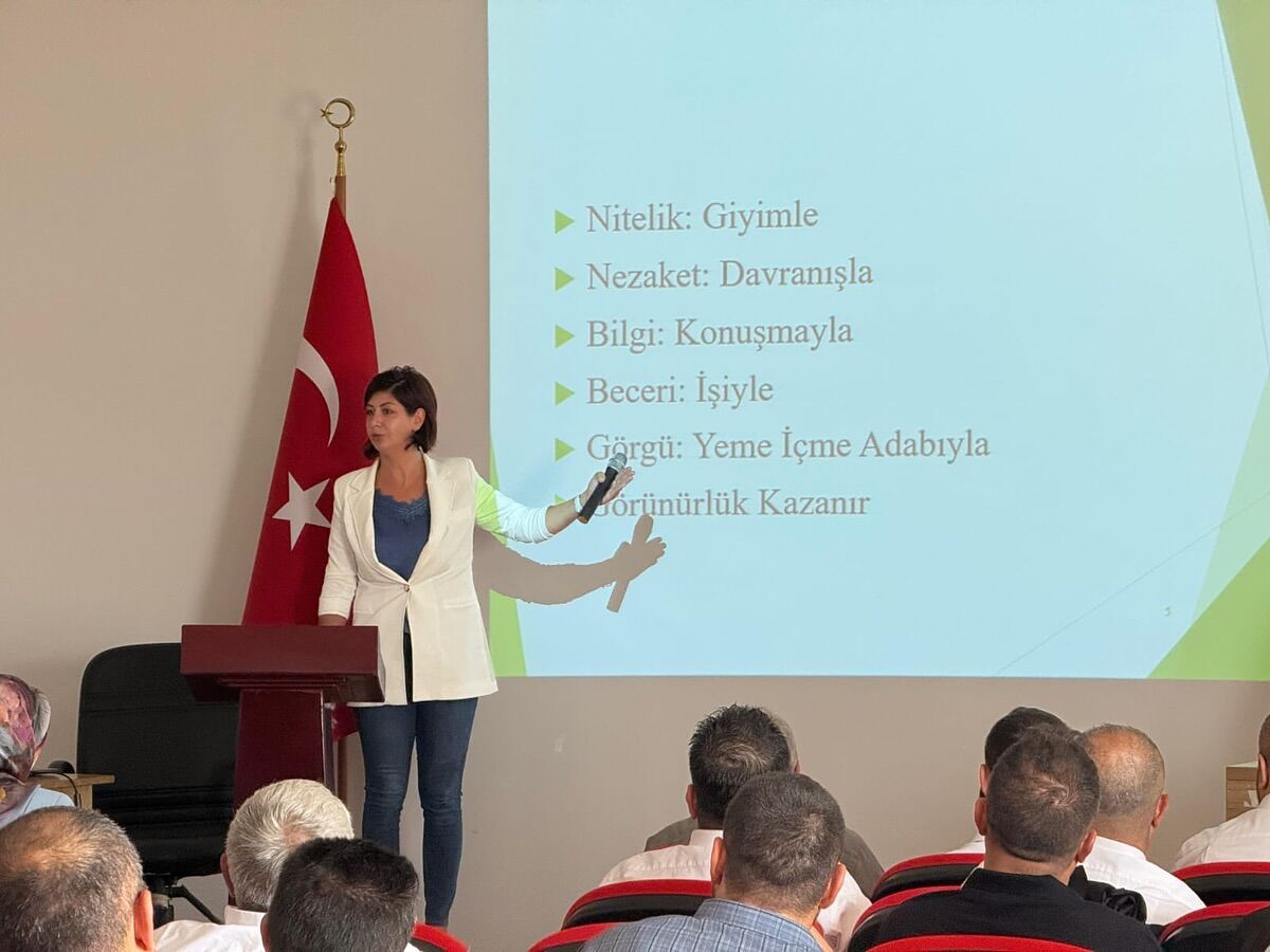 Ulaş'ta kurum çalışanlarına protokol ve nezaket kuralları eğitimi verildi