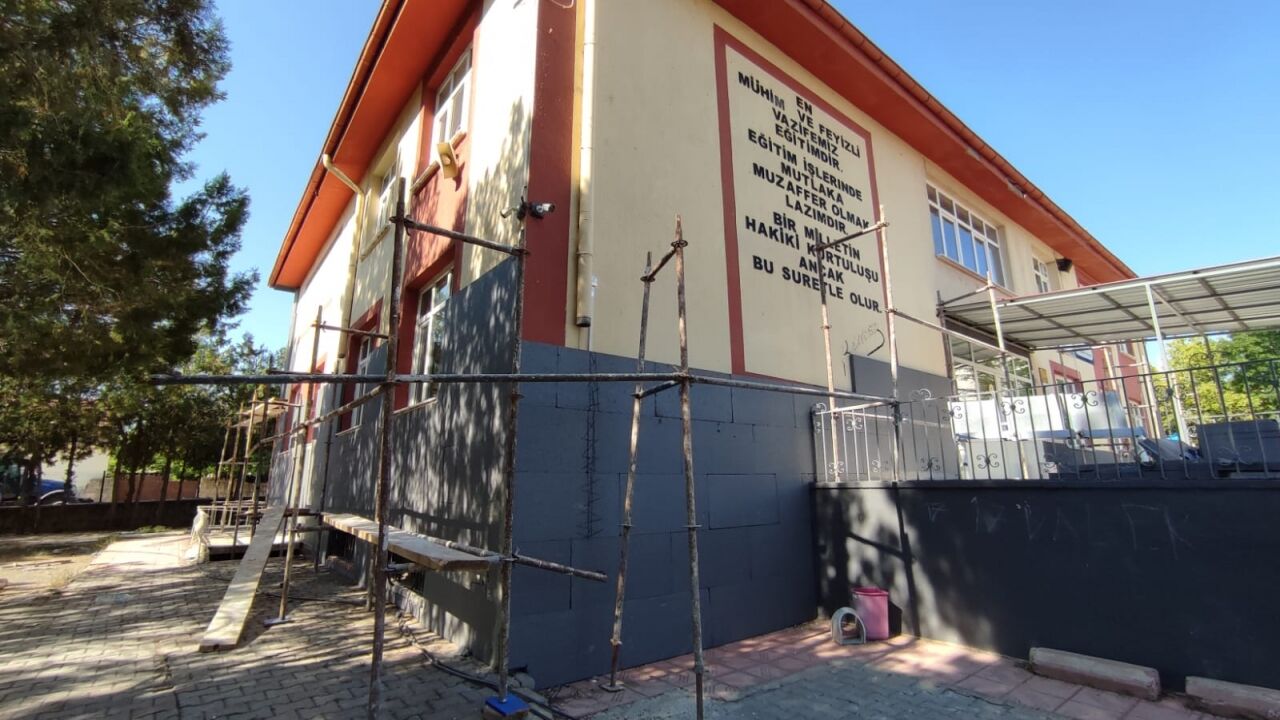 Sarıoğlan Cumhuriyet İlkokulu, halkın desteği ve öğretmenlerin katkısıyla yenilendi