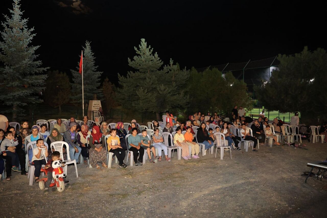 Talas Belediyesinin açık hava sinema etkinliği kırsaldaki çocukları sinemayla buluşturdu