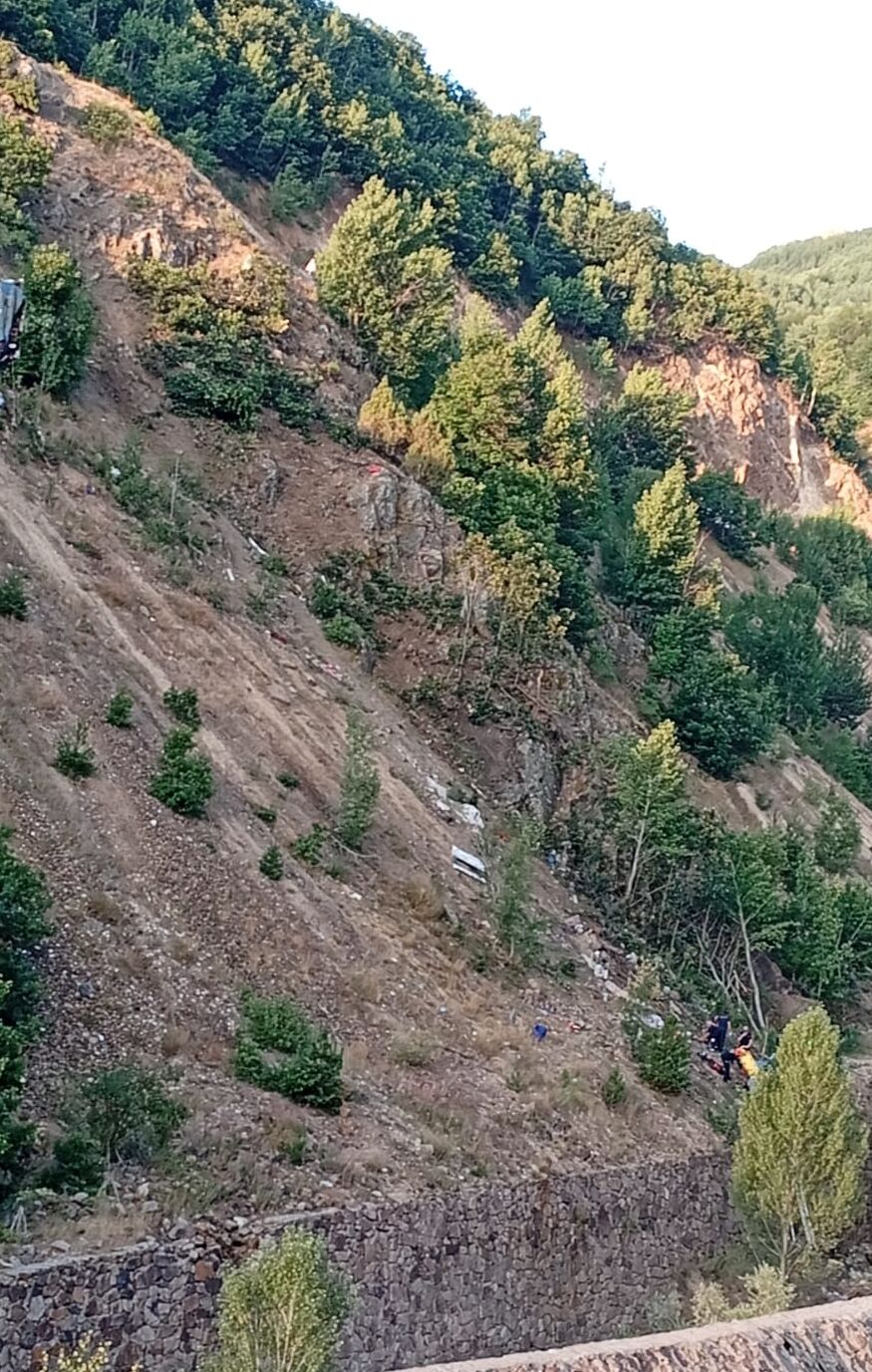 Sivas'ta fındık işçilerini taşıyan minibüs uçuruma yuvarlandı, 3 kişi öldü, 18 kişi yaralandı