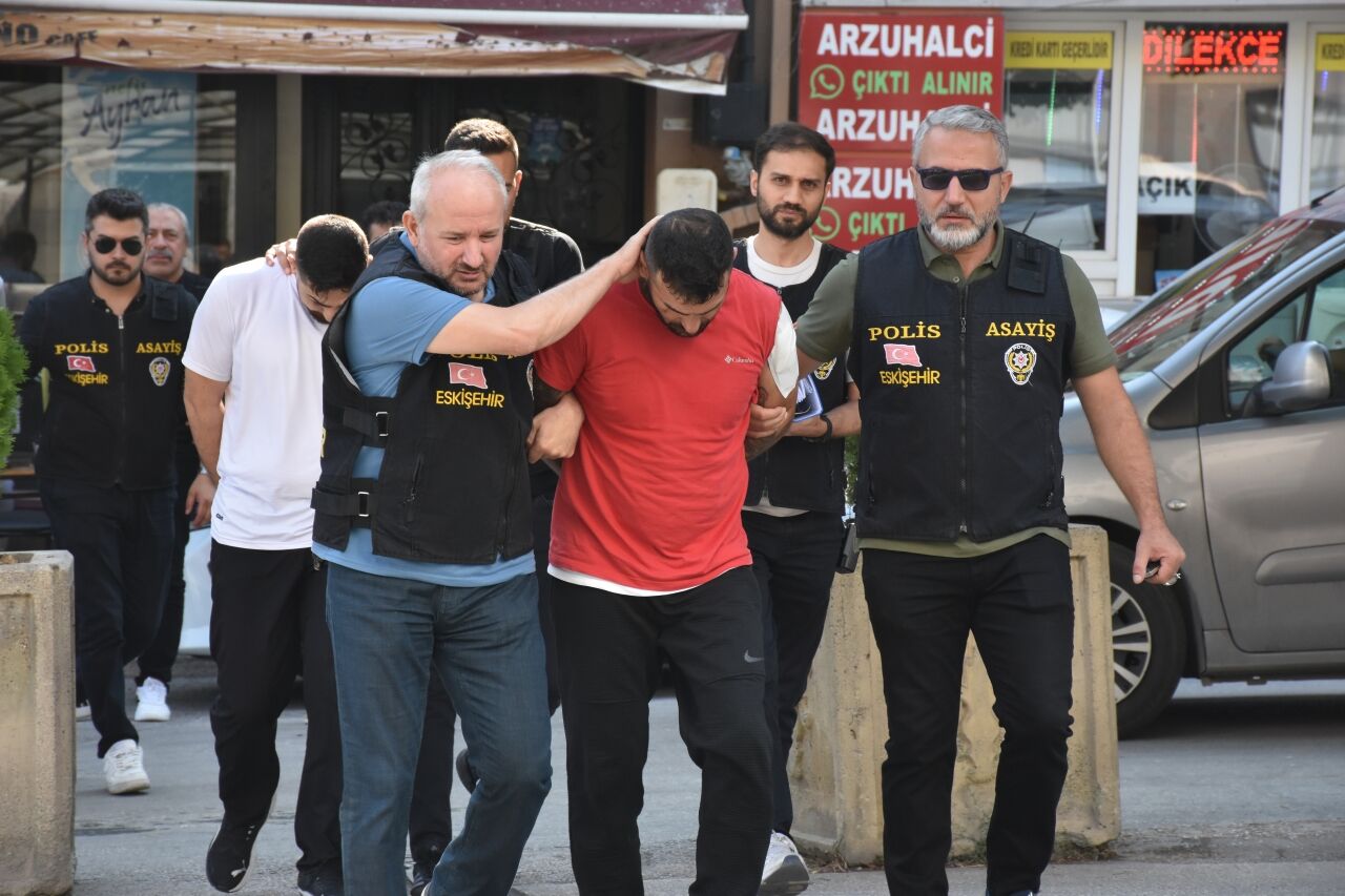 GÜNCELLEME - Eskişehir'de 2 kişinin öldüğü, 1 kişinin yaralandığı silahlı kavgaya ilişkin 4 zanlı tutuklandı