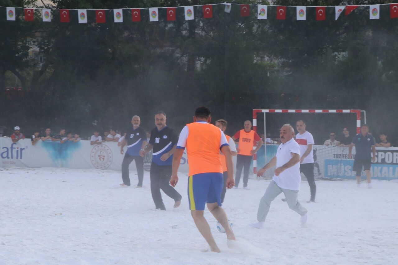 Çankırı'da tuzdan sahada futbol ve voleybol maçı yapıldı