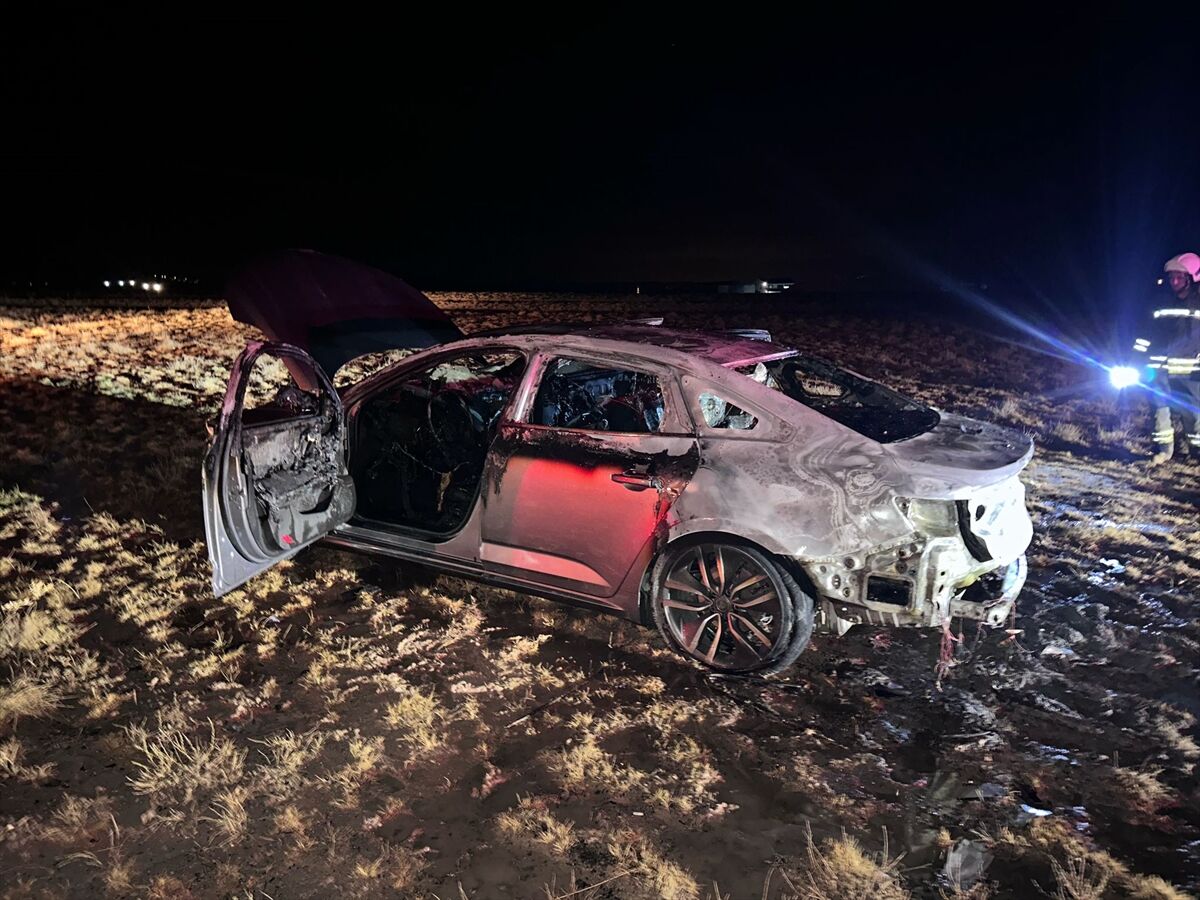 Konya’da yanan otomobil itfaiye ekiplerince söndürüldü