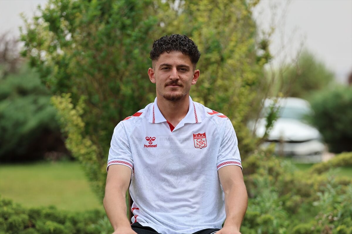 Sivasspor'un genç futbolcusu Emirhan Başyiğit'ten taraftara çağrı: