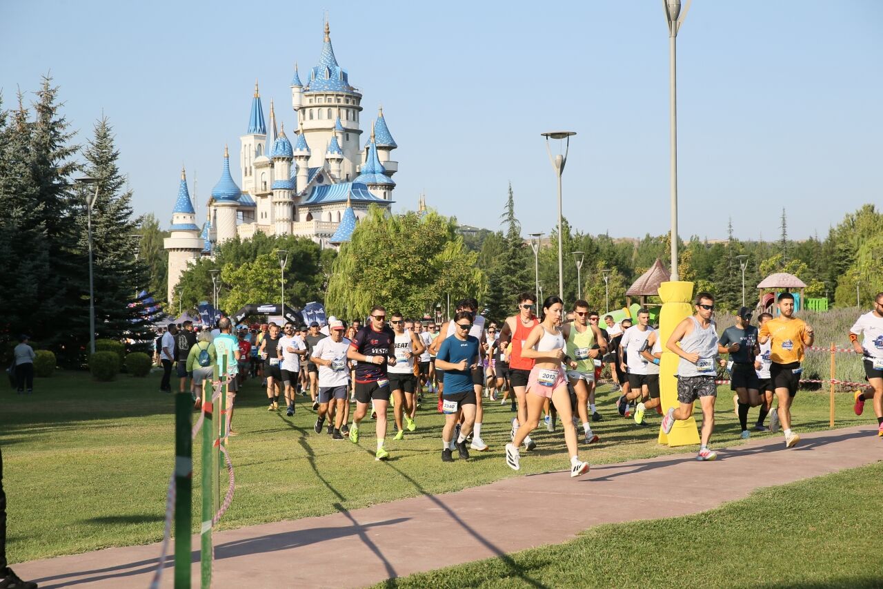 ETi Lifalif 6. Uluslararası Eskişehir Yarı Maratonu ve Spor Festivali başladı