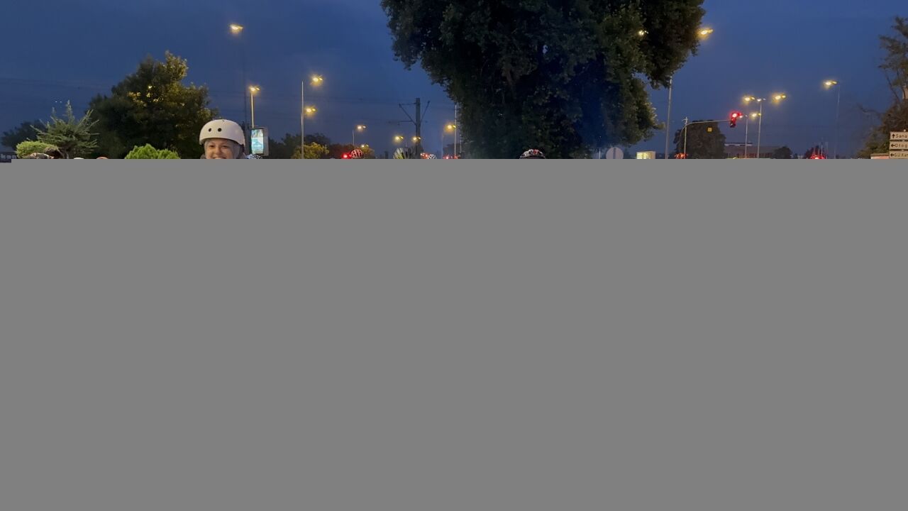Kadınlar orman yangınlarına dikkati çekmek için pedal çevirdi
