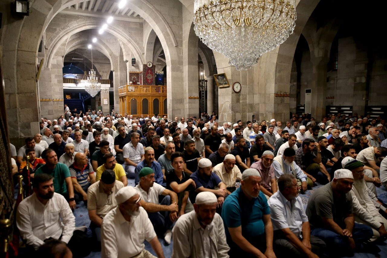 Kayseri'de gurbetçiler tarihi camide sabah namazında buluştu
