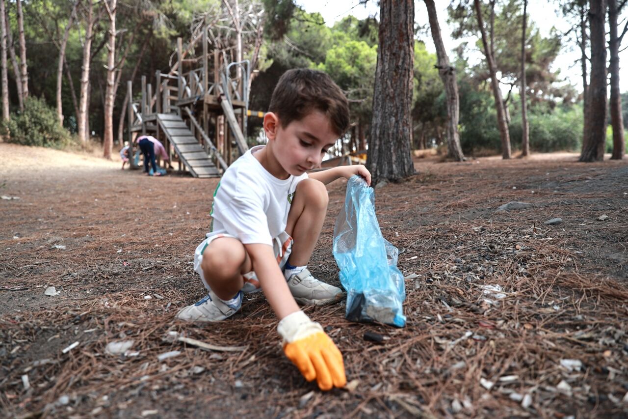 Mersin'de çevre duyarlılığı oluşturan Aras, yaşıtlarıyla ağaçlık alanı temizledi