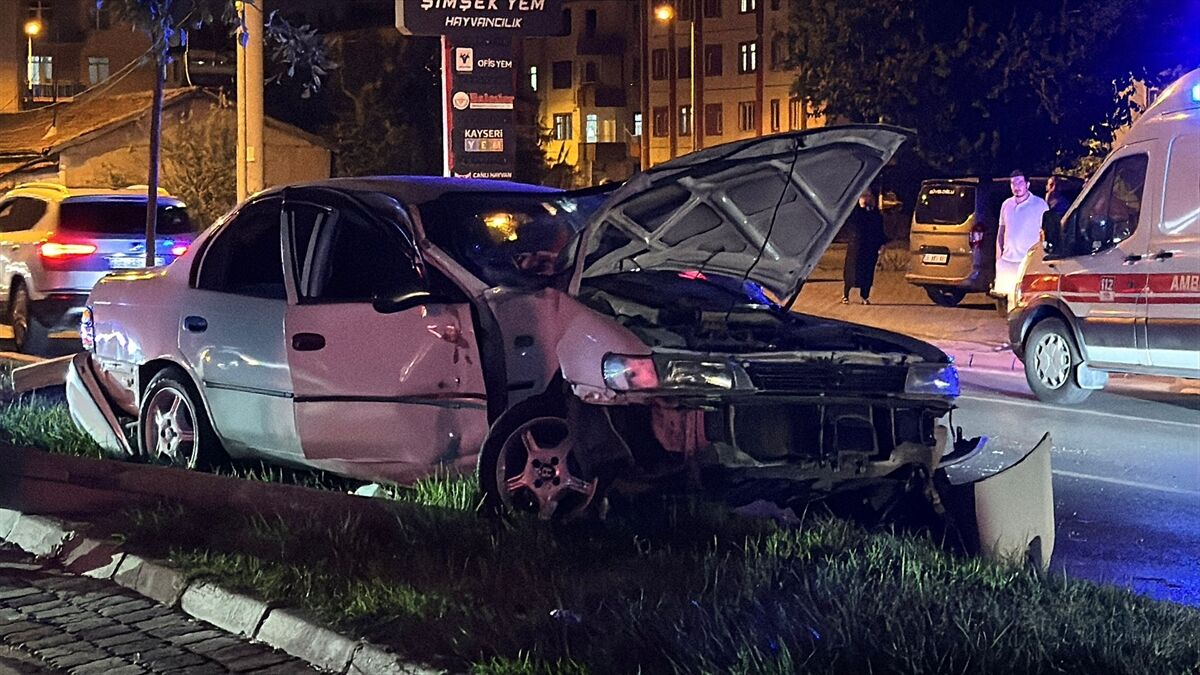 Kayseri'de aydınlatma direğine çarpan otomobilin ehliyetsiz sürücüsü yaralandı