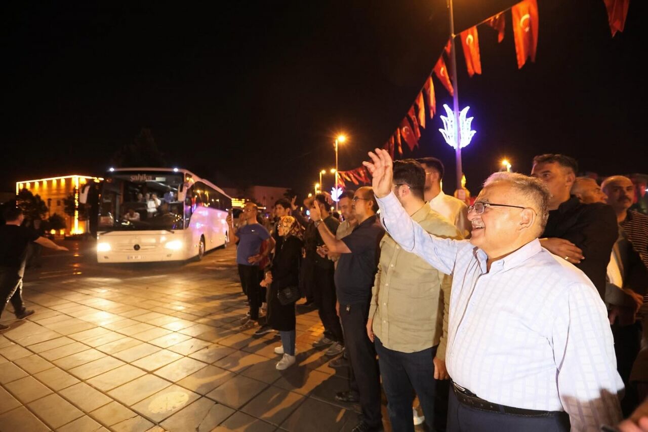Başkan Büyükkılıç, TÜGVA'nın düzenlediği "Yaz Okulları Şenliği"ne katılacak Kayseri heyetini uğurladı