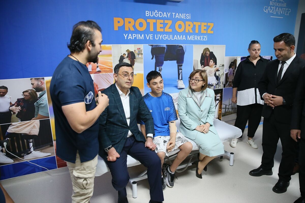 Kol protezine kavuşan Mehmet Efe, konsolla oyun oynama hayalini gerçekleştirdi
