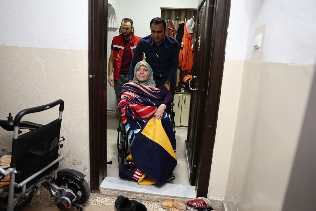 66 yaşındaki kadının pikniğe gitme isteğini Sivas Belediye Başkanı Uzun yerine getirdi