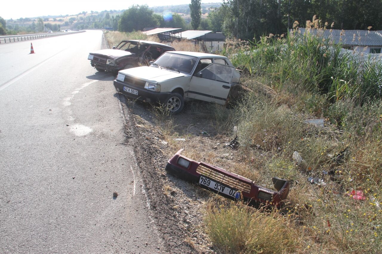 Beyşehir'de otomobilin park halindeki araca çarpması sonucu 2 kişi yaralandı