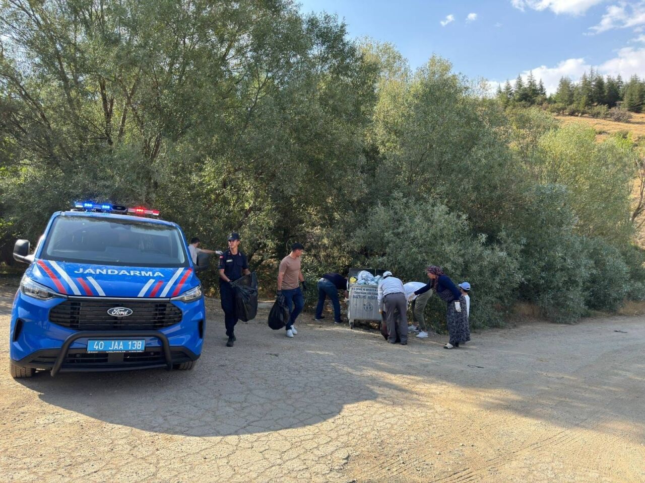 Kırşehir'de yangın riskine karşı doğadan 150 kilogram cam, plastik ve katı atık toplandı