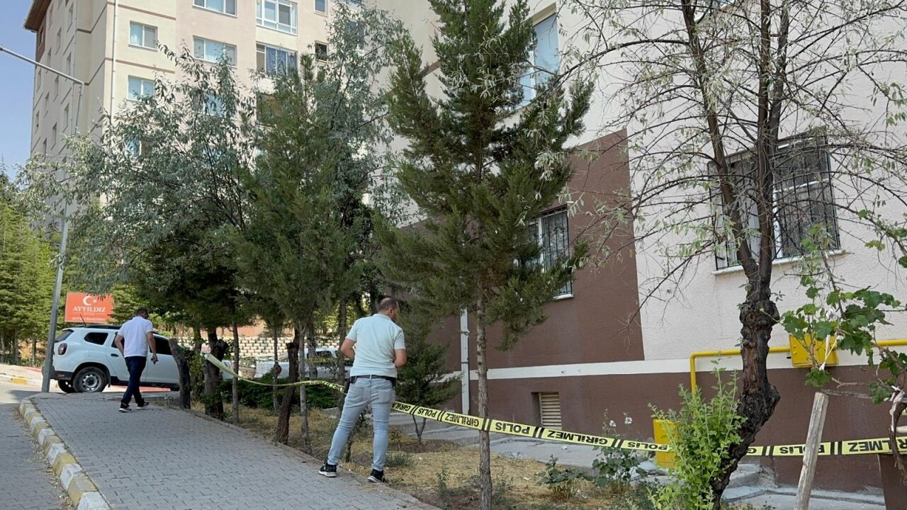 Aksaray'da 4. kattan düşen çocuk ağır yaralandı