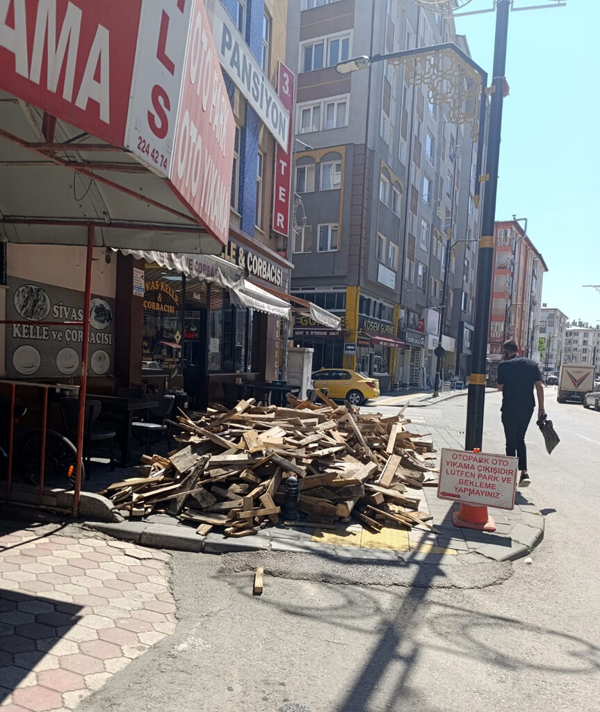 Sivas'ta kaldırım işgal eden esnaflara ceza kesildi