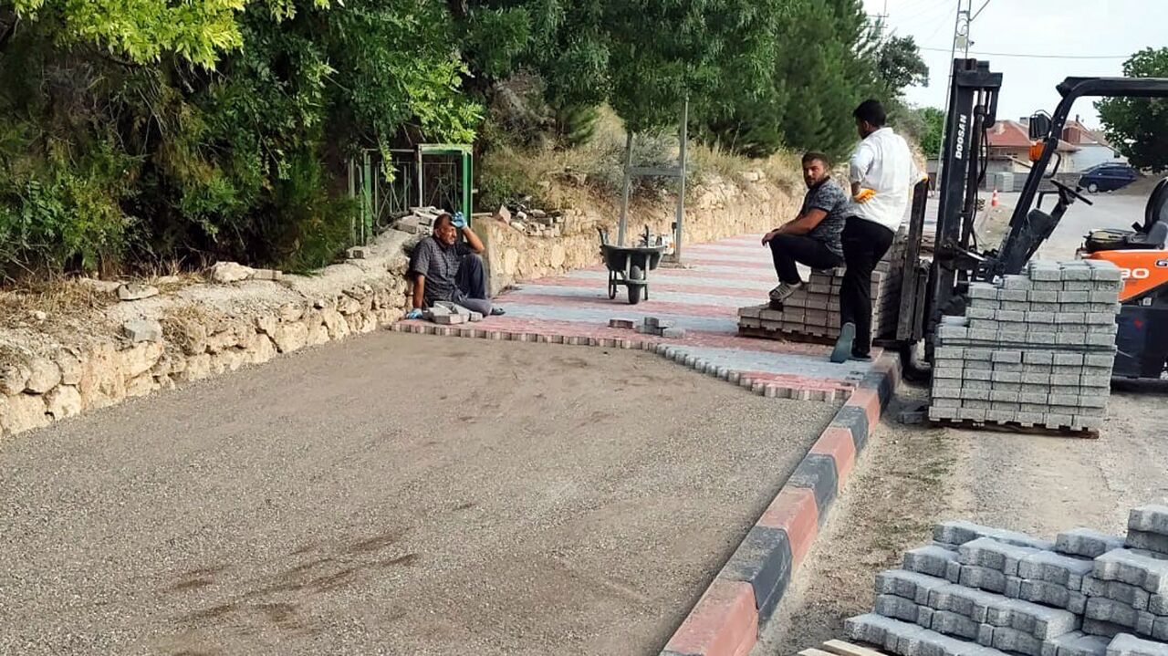 Çepni'de kaldırım yenileme çalışmaları devam ediyor