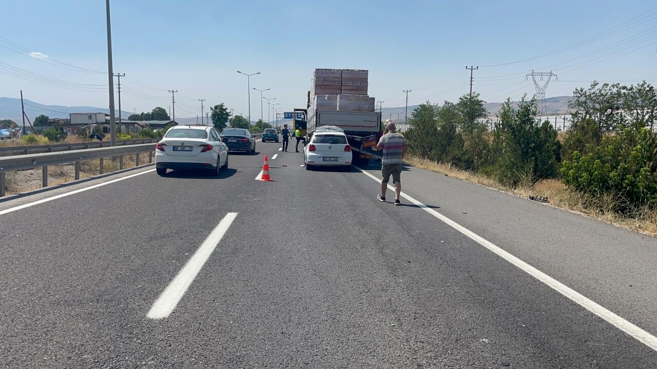 Çankırı'da tıra arkadan çarpan otomobilin sürücüsü öldü
