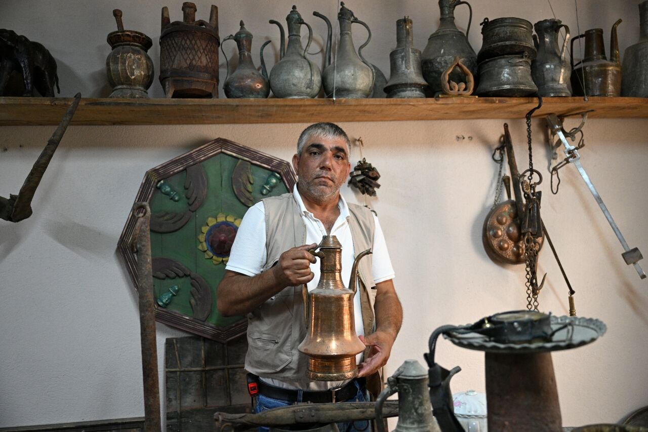 Enkazdan çıkan eşyalar gelir kapısı oldu