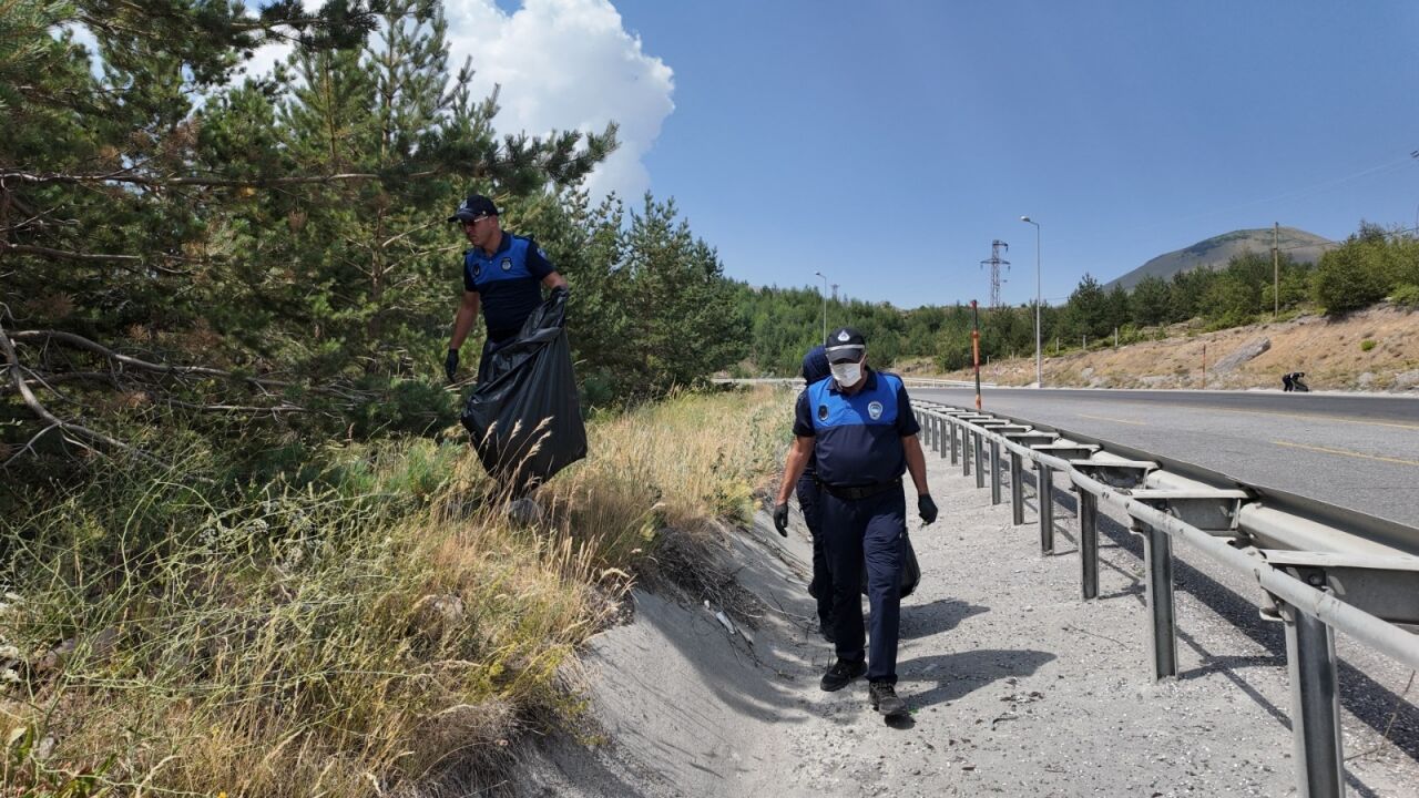 Kayseri Büyükşehir Belediyesi zabıta ekipleri Erciyes’te temizlik çalışması yaptı