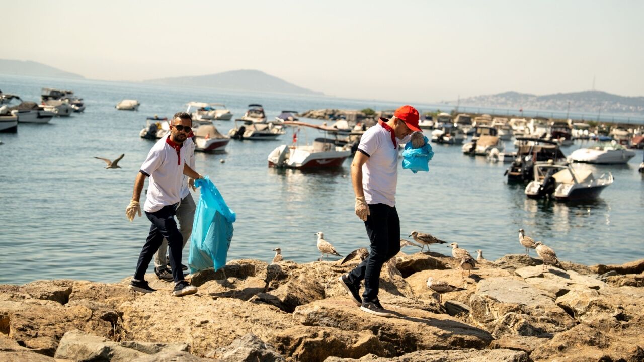 Aras Kargo çalışanları, Suadiye Sahili'nde kıyıları temizledi
