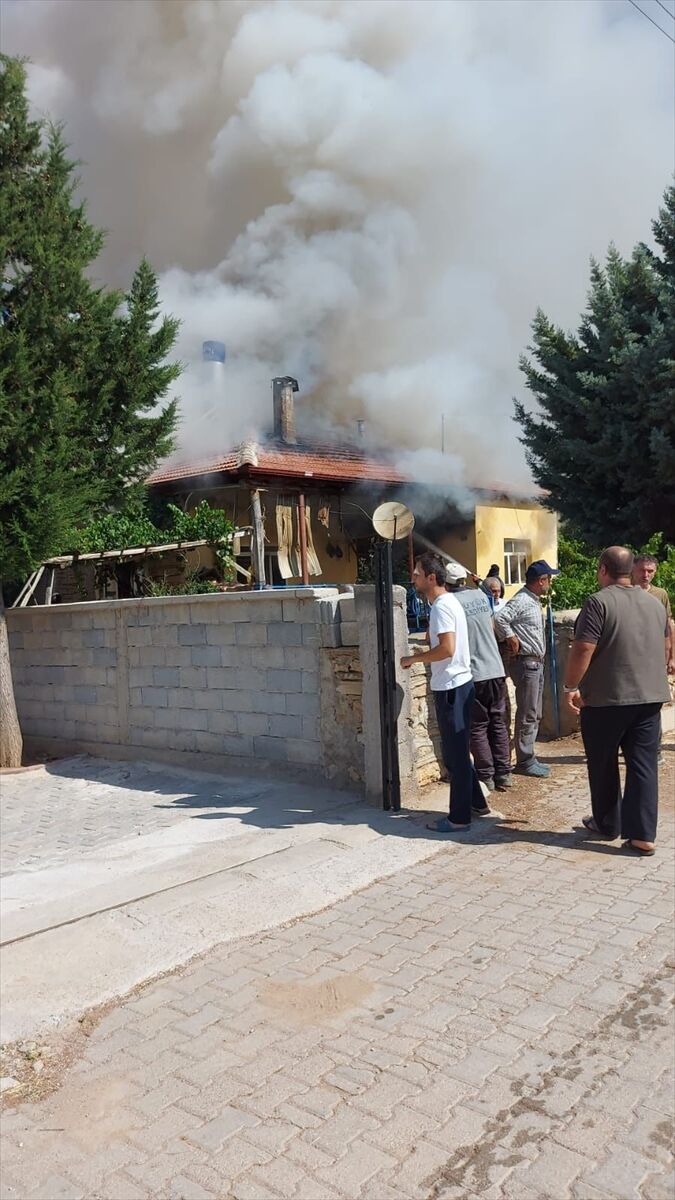 Konya'daki ev yangınında 2 kişi yaralandı