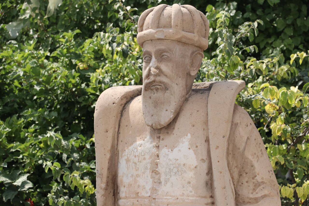 Mimar Sinan'ın doğup büyüdüğü mahallede tahrip edilen heykeli onarıldı