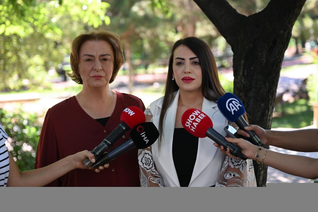 Eltisinin içeceğine ilaç koyan kadının görüntüsü güvenlik kamerasına yansıdı