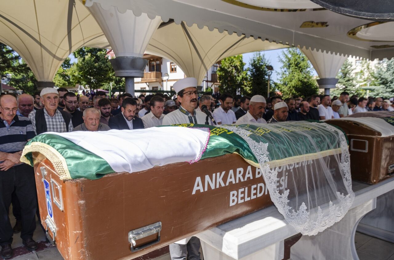 Kahramankazan'daki trafik kazasında hayatını kaybeden 3 kişi toprağa verildi