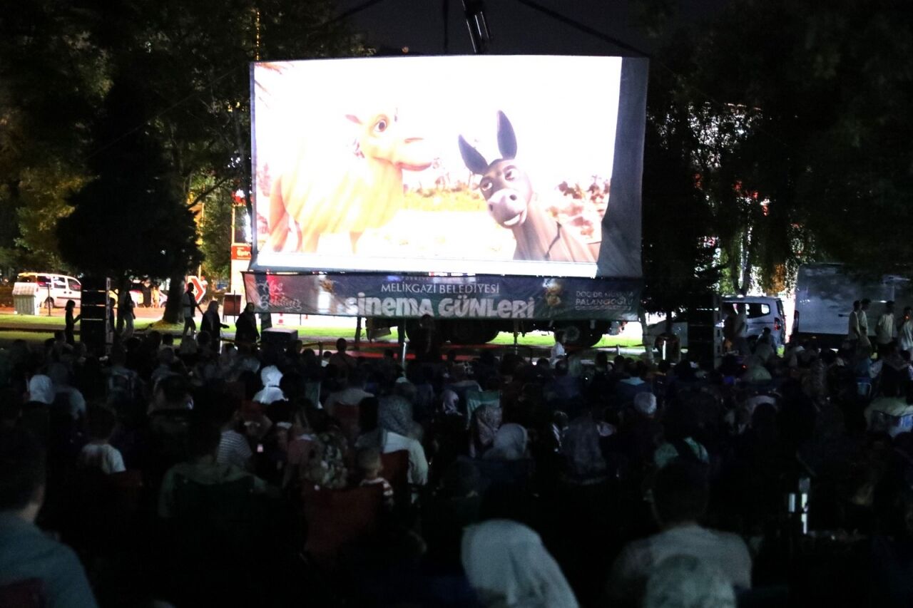 Melikgazi Belediyesinin Açık Hava Sinema Günleri etkinliği sürüyor