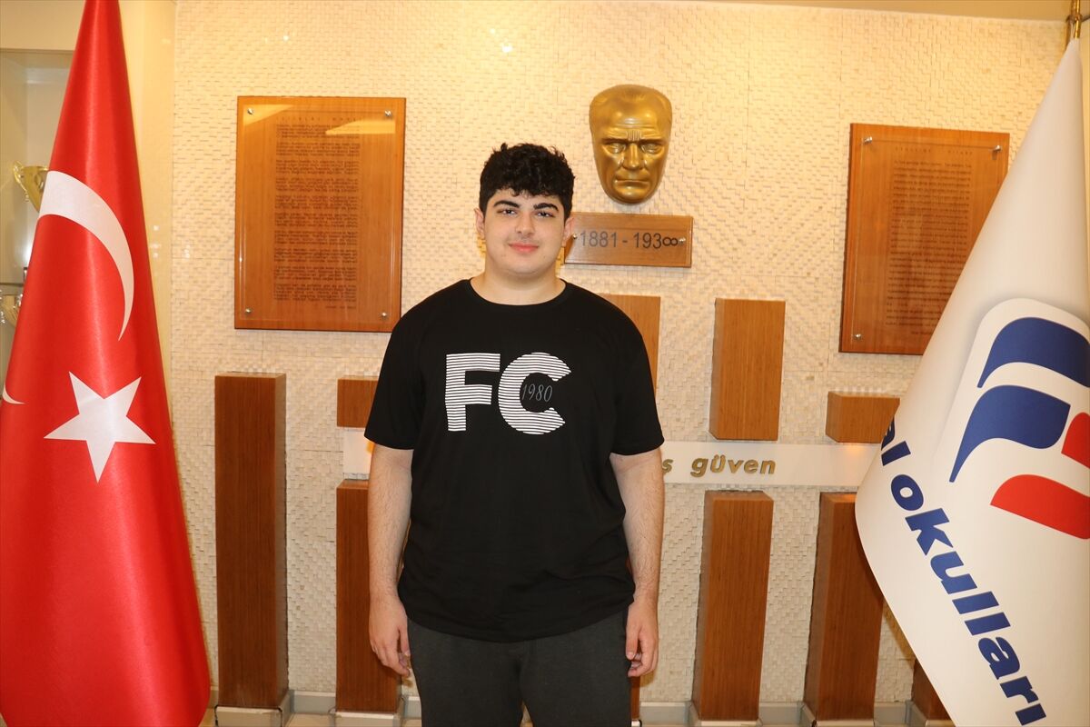 Yabancı Dil Testi'nde ilk 10'a giren Efe'nin hedefi mühendis olmak