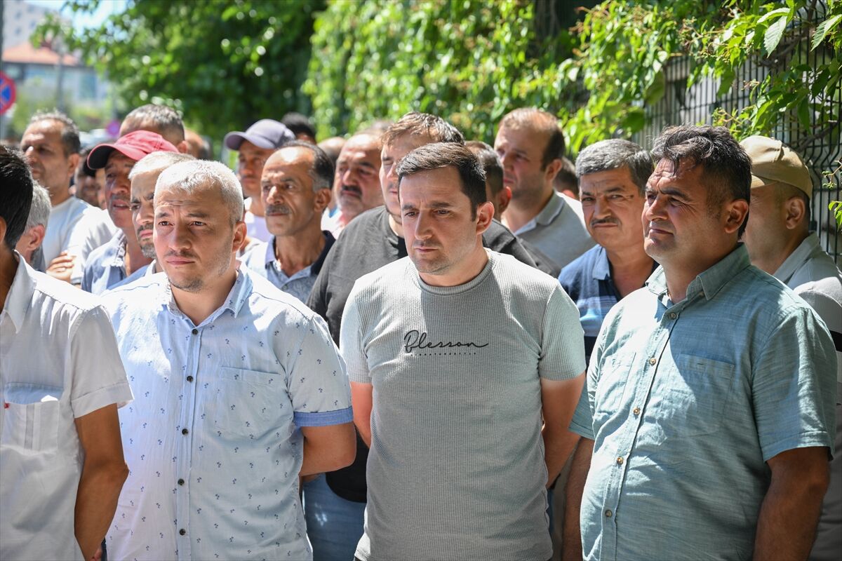Eskişehir'de özel bir madende çalışan işçiler başkentte eylem yaptı